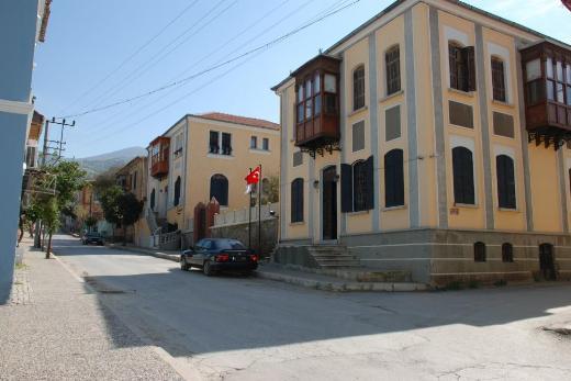 <p><b>Glcolu Konaklar, Tire </b></p>  Fem Gltrk (Halkla likiler Uzman)  <p>Mehur Tire Pazar'n, Birgi'nin kendine has mimarisini gezin; Nazilli Yolu'nda Akay Ky'ndeki Arpaz Kalesi'ni mutlaka grn.</p>  <b>Gitmiken ne yenir?</b> Tire Kaplan Ky am Restoran'daki her trl yemei, Birgi'de de pide yiyin. Beyda zerinden Nazilli Bozdoan'a gein ve Mikado Pide'nin kymal yuvarlak ve kaarl pidesini mutlaka tadn.  <p><b>Neden imdi?</b>  Ege Blgesi'nin esiz manzarasna sonbaharda tank olmak harika bir deneyim.</p>  Hava durumu En yksek 22, en dk 10 derece   <p>(232) 511 0614</p>