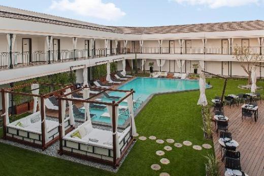 <p><b>Mola Cunda Oteli, Cunda Adas</b></p>  Zeynep ner (Vogue Dergisi Kreatif Direktr)  <p>Yeni ald, birka sezon sonra adann en gzel oteli olacak. Btn odalar havuzlu avluya bakyor. Sahipleri tatl, zevkli vegen. En gzel yerlere ynlendiriyorlar.</p>   <b>Gitmiken ne yenir?</b> Cunda Balkevi, Boncu ve Ayna'da denizden kan her ey! Bunun dnda arap sosunda kidonya, nefis aquadisler, taze midye dolmalar ve yresel peynirler. "Peynir saganaki" yemeden Cunda'dan ayrlmak olmaz.   <p><b>Neden imdi?</b> Rzgr uygun bir ekilde devam ettike "kitesurf" iin Trkiye'deki sayl yerlerden.</p>  Hava durumu En yksek 21, en dk 11 derece.   <p>(266) 327 27 01</p>