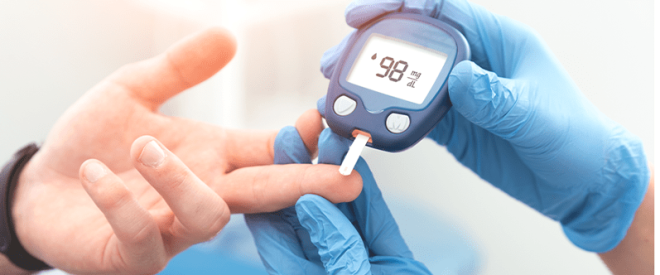 DYABET HASTALARI ORU TUTMADAN NCE NASIL HAZIRLIK YAPMALI?    Diyabetli birey, Ramazan balamadan doktorla grmelidir. Kan tahlilleri yaplp kan ekeri kontrol seviyesi llr. Gerekirse ila dozlar, inslin tipleri veya kullanm saatleri dzenlenir. Doktorun sakncal grd durumlarda orutan uzak durmak nerilir. Oru tutmaya uygun bulunanlar, beslenme planlarn diyetisyenle birlikte dzenlemelidir. Sahur ve iftarda hangi gdalar tketmek gerektiini nceden belirlemek nemlidir. Kan ekeri lm skl da ayarlanr. Hipoglisemiye kar acil durum plan yaplr. Baz hastalar, Ramazan ncesi birka gn oru provas yaparak kan ekerini izler. Tm bu hazrlk, oru srasnda oluabilecek risklerin azalmasna katk salar.    DYABET HASTALARI N ORU TUTMANIN BR FAYDASI VAR MIDIR?    Diyabetli birey, doru planlama ve salkl beslenme yntemleriyle oru tuttuunda bazen kilo verme gibi faydalar grebilir. Bu kilo kayb inslin direncini drerek kan ekeri kontrolne destek olabilir. Ancak bu durum, ancak dk riskli tip 2 diyabetlilerde ve doktorun onayyla sz konusu olur. Yetersiz planlama ve kontrolsz diyabet vakalarnda oru tutmak daha ok zarara neden olabilir. ftar ve sahur arasndaki yanl beslenme, beklenen fayday ortadan kaldrr. ok uzun alk sreleri hipoglisemi, hiperglisemi ve dier komplikasyonlar tetikleyebilir. Dolaysyla olas fayda, ancak dikkatli bir tbbi ve beslenme takibiyle gerekleebilir.