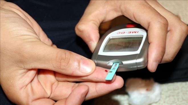 DYABET HASTALARI ORU TUTARKEN NE GB SALIK RSKLERYLE KARILAABLR?    Diyabetli kiiler oru tuttuunda ncelikle hipoglisemi riski ykselir. Uzun saatler a kalmak, inslin veya ilalarn etkisiyle kan ekerinin tehlikeli seviyelere inmesine yol aar. Bu durum youn terleme, arpnt, ba dnmesi, bilin bulankl gibi belirtilerle ortaya kar ve hzl mdahale edilmezse koma riski oluabilir. Dier yandan iftar srasnda ar yemek ve yetersiz inslin alm hiperglisemiye yol aabilir. Ayrca susuzluk ve yksek eker birlikte dehidrasyona, tansiyon dengesizliklerine ve phtlama sorunlarna neden olabilir. Tip 1 diyabetlilerde veya inslin eksiklii yaayanlarda ketoasidoz riski de artar. Tm bu tehlikeler yznden oru tutarken mutlaka doktorla planlama yapmak gerekir.