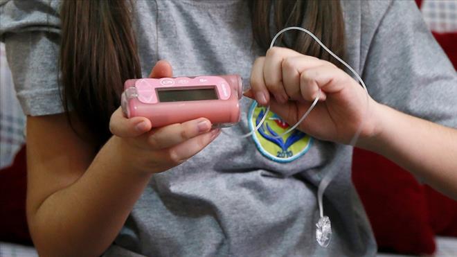 DYABET HASTALARI ORU TUTARKEN NELERE DKKAT ETMELDR?    Diyabet hastalar oru tutacaksa nce doktor onay almaldr. Kan ekeri takibi aksatlmamaldr. Gn iinde eker lmek orucu bozmad iin belli aralklarda kontrol yapmak hayat kurtarc olabilir. Hipoglisemi belirtileri (terleme, titreme, ba dnmesi) yaandnda kan ekeri dkse oru bozulmal ve ekerli bir ey tketilmelidir. Ar fiziksel aktivitelerden uzak durmak kan ekeri dalgalanmalarn nlemede faydaldr. Yannda her an kesme eker, meyve suyu veya hurma gibi hzl znen karbonhidratlar bulundurmak nemlidir. Beslenme dzeni sahur ve iftarda dengeli olmaldr. Porsiyonlar arya karmamak gerekir. la dozlar ise doktorun nerisiyle ayarlanmaldr.  <br>  DYABET HASTALARI N SAHUR VE FTAR NLER NASIL OLMALI?  <br>  Sahurda abuk acktran ekerli ve beyaz unlu gdalar yerine lifli ve kompleks karbonhidratlar tercih edilmelidir. Tam buday ekmei, yulaf, bulgur gibi besinler daha uzun sre tok tutar. Protein alm da nemli olduu iin yumurta ve peynir gibi kaynaklar tok kalmaya destek olur. Ar tuzlu yiyeceklerden uzak durmak gerekir. ftarda ok hzl ve bol miktarda yemek, kan ekerini ani ykseltir. Hafif bir balang yaplmas, rnein bir bardak su ve hurma, ardndan az yal orba tketimi iyi bir yntemdir. Biraz ara verip ana yemee gemek salkldr. Bol sebze ve salata eklemek de kan ekerini dengede tutmay kolaylatrr.