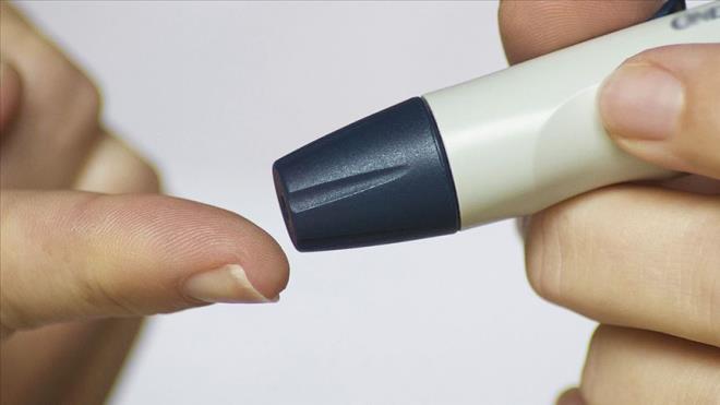 DYABET HASTALARI ORU TUTARKEN LALARINI NASIL KULLANMALIDIR?    Diyabet ilalar genelde gn iine yaylan dozlarla alnr. Oru srasnda yemek ve sv alnmad iin bu plan deitirmek zorunlu olabilir. Doktor, Ramazan ncesinde kiinin ila dozlarn ve saatlerini yeniden ayarlar. Gnde oklu doz inslin kullananlarda bazen inslin tipinde veya dozunda deiiklik yapmak gerekir. Hap kullananlarda ise sahur ve iftarda alnacak farkl dozlama planlanabilir. Kiisel kararlar yerine mutlaka hekim tavsiyesine uyulmaldr. Kan ekeri lmleri daha sk yaplr. Ar bir ykselme ya da dme varsa yeniden deerlendirme yaplabilir. Kendi bana ila saatini deitirmek ciddi sorunlara yol aabilir.    DYANET?E GRE DYABET HASTALARI ORU TUTMALI MI?    Diyanet leri Bakanl, sal elverili olmayanlarn oru tutmakla ykml olmadn belirtir. Diyabet gibi kronik rahatszl olan ve oru tuttuunda zarar grebilecek hastalar, orutan muaf tutulur. Kii tamamen iyileemeyecek durumdaysa tuttuu her gn iin fidye verebilir. Ancak iyileme veya dzelme ihtimali olanlar, sonra uygun bir zamanda kaza orucu tutabilir. slam?da salk korunmas esastr ve ar bir hastal bulunan kimse ibadet ykmllnden muaf saylr. Doktorlar oru tutmay sakncal gryorsa, bu deerlendirmeye uymak gerekir. Dini hkmlere gre, can gvenlii her ibadetten nce gelir.