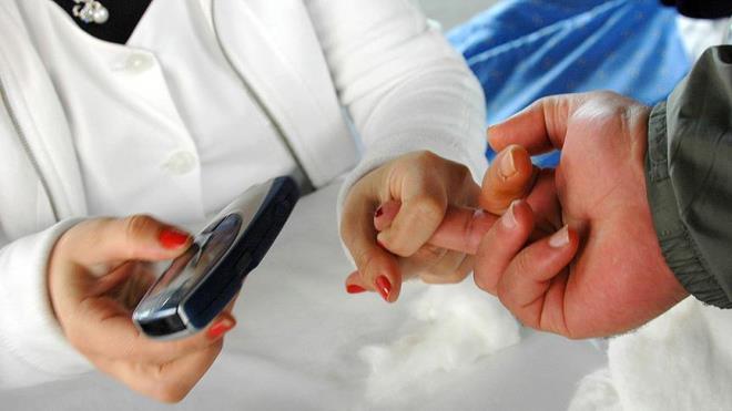 OCUK DYABET HASTALARI ORU TUTABLR M?    ocuklar bul ana gelene kadar oru farz deildir. Tip 1 diyabetli ocuklarda ise dzenli beslenme ve inslin kullanm zorunludur. Uzun sre a kalmak kan ekerinde tehlikeli dalgalanmalar yaratr. Hatta baz aileler, ocuu oruca altrmak istese bile diyabeti olan bir ocukta ciddi hipoglisemi riski sz konusudur. Ergenlie girse bile doktor onay olmadan oru denemesi sal tehlikeye atabilir. Diyanet, saln korunmasn ne karr. Bu yzden diyabetli kklerin veya genlerin oru tutmas gerekli deildir. Aileler ocua bu kolayl ve salk nemini anlatmaldr. Dinen de bu durumda sorumluluk kalkar.    ORU TUTMAK DYABET HASTALARINDA HPOGLSEMYE NEDEN OLUR MU?    Oru tutmak hipoglisemi riskini artrr. Diyabet ilalar veya inslin, normalde besin almna paralel uygulanr. Uzun saatler gda alnmadnda, tedavi gerei verilen inslin veya haplar kan ekerini beklenenden fazla drebilir. Terleme, titreme, arpnt, ba dnmesi gibi belirtilerle ortaya kan hipoglisemi, tedavi edilmezse baylma veya koma riski tar. zellikle inslin kullanan tip 1 ve tip 2 diyabetlilerde bu tehlike byktr. Baz tip 2 diyabetlilerde ise ilalar metformin gibi hipoglisemi riski daha dk ilalardan olusa da yine de alk sreleri gz nnde bulundurulmaldr. Her halkrda tekrarlayan hipoglisemi ok risklidir.