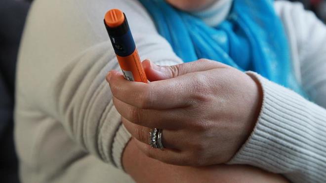 NSLN KULLANAN DYABET HASTALARI ORU TUTABLR M?    nslin kullanan diyabetliler, ister tip 1 ister tip 2 olsun, oru konusunda byk riskle kar karya kalr. nslin vcuda dzenli aralklarla verilmelidir. Oru srasnda besin alm kesildiinden kan ekerinin hzla dmesi olasdr. Baz durumlarda da yeterli sv ve gda olmamas hiperglisemiye veya ketoasidoza yol aabilir. Bu nedenle uzmanlar, inslin tedavisi gren hastalarn oru tutmasn genellikle nermez. Yksek veya dk eker ataklar hayati sonular dourabilir. Diyanet de doktor raporuyla salk asndan sakncal bulunanlara oru farz deildir demektedir. nslin kullananlarn ounda oru tehlikeli kabul edilir ve tutmamalar tavsiye edilir.