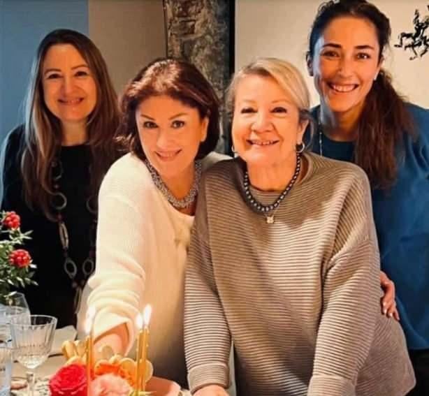 "ZEL GZEL BR GND"    Pastann nnde poz veren Bubikolu paylamnn altna, "Bugn ok sevdiklerimle zel, gzel bir gnd. Doum gn kzydm ve ok keyifliydi" notunu ekledi.