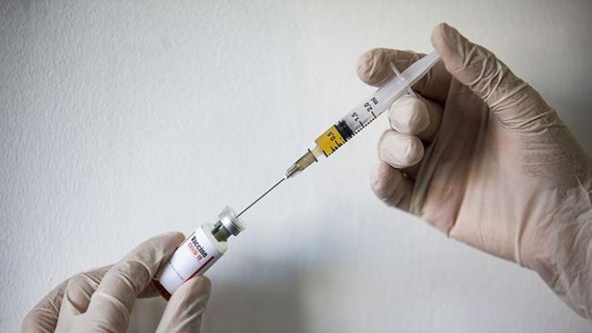 2 - Orulu iken kan vermek ve vcuda kan almak orucu bozar m?<p>    Ramazanda orulu iken kan verenin orucu bozulmaz. Vcuda kan almak ise beslenme, gda alma kapsamna girdii iin orucu bozar.  <p>  3 - Kusmak orucu bozar m?<p>    Miktar ne olursa olsun kendiliinden gelen kusuntu orucu bozmaz. Ayn ekilde mideden anszn aza ykselip tekrar mideye dnen eyler de oruca zarar vermez. Kiinin kendi istei ile az dolusu kusmas halinde ise oru bozulur. Bununla birlikte, kustuu iin orucu bozuldu zannyla yemeye imeye devam eden kimsenin orucu bozulur. Byle bir kimseye kefaret deil, gnne gn kaza gerekir.