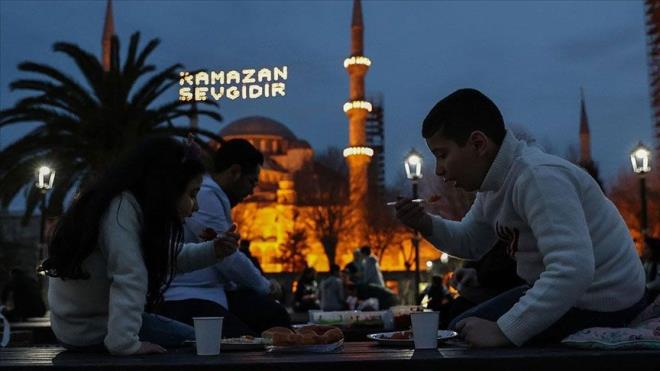9 - Uakla seyahat eden orulu kii iftarn nereye gre yapar?<p>    Seyahate kan kiilerin, imsak ve iftarlar o anda bulunduklar yere gre yapmalar gerekir. Uakla seyahat eden orulu kiiler de uu esnasnda varsa uak yetkilisinin verecei bilgiye gre, byle bir uygulama yoksa uan zerinde bulunduu yere gre imsak ve iftar yapmaldrlar.