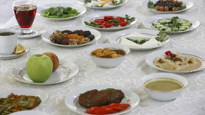 6 - Oru tutacak gc olduu halde tutmayan bir kimse, bu orularnn fidyesini vererek oru borcundan kurtulmu olur mu?  <p>  Oru iin fidye verilmesi, oru tutmaya gc yetmeyen yal kimseler ile iyileme midi olmayan hastalar iin geerlidir. Buna gre, oru tutmaya gc yettii halde tutmayan veya geici bir sebeple tutamayan kimseler hakknda fidye hkm yoktur. Mazeretsiz oru tutmayanlarn, tutmadklar orular kaza etmeleri ve tvbe istifar etmeleri gerekir.