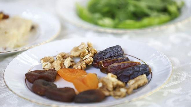 Ancak ok hzl uaklarla ktalararas yolculuk yaplmas durumunda, imsak ile iftar arasnda sre, anormal lde ksa veya uzun olabilmektedir. Bu durumda, yolculuk yapacak kii orucunu kazaya brakabilir. Ancak oruca balam ise oru tutmaya balad yerin akam vaktine gre iftar edebilir.