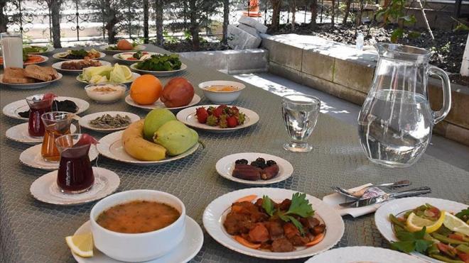 5 - Ramazanda oruluyken yolculua kan kimse, yolculuk sebebiyle orucunu bozarsa ne yapmas gerekir?<p>    Ramazanda sefer mesafesi (en az 90 kilometre) kadar bir yere gitmek iin yola kacak olan kimse, geceden oruca niyet etmeyebilir. Fakat niyet ettikten sonra gndz yolculua ksa bu yolculuk esnasnda meru baka bir mazereti bulunmazsa orucunu bozmamaldr. Balanan bir ibadetin mazeret yoksa tamamlanmas gerekir.