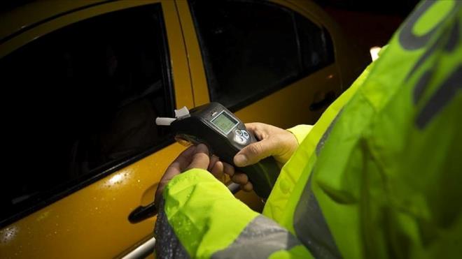 ALKOLL ARA KULLANIMINA HAPS CEZASI  <p>  Yeni yarg paketinde alkoll ara kullanma suunda alt snr 3 aydan 6 aya karlacak. Dzenlemede, alkoll ara kullananlar en az 36 gn, en fazla 144 gn cezaevinde kalmas da ngrlyor.  <p>  Alkoll ara kullanma cezas da 9 bin 267 liradan 50 bin liraya ykselecek. Ehliyete el koyma sresi de 6 aydan 1 yla karlacak.  <p>  47 bin 842 lira olan uyuturucu madde etkisinde ara kullanmann cezas da 100 bin liraya ykseltilecek.