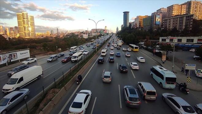 MAKAS ATMA CEZASI 50 BN LRA<p>    Makas atma cezas da pakette yer alyor. 9 bin 267 lira olan makas atma cezas 50 bin lira olarak uygulanacak, bir yl sreyle ehliyet geri alnacak.