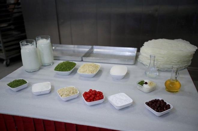 Son Dokunular:<br>    Kalan st tatlnn her yerine gelecek ekilde dkn ve yaklak 20-30 dakika boyunca st ekmesini bekleyin.  <br>  Servis:  <br>  Tatlnn zerine ikolata rendesi serpitirin. Antep fst, fndk krklar veya meyve dilimleri ile ssleyerek souk servis yapn.  <br>  Pf Noktalar:  <br>  Daha youn bir ikolata aromas iin ste ekstra kakao ekleyebilirsiniz.    Glla yapraklarnn krlmamas iin st ok scak olmamaldr.