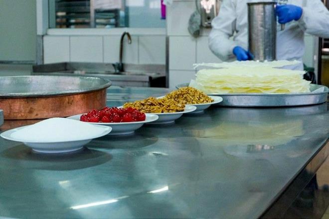 KOLATALI GLLA YAPIM AAMALARI  <br>  Stl Karm Hazrlayn:  <br>  St bir tencereye aln, zerine toz ekeri ekleyerek kartrn. eker tamamen eriyene kadar orta atete stn. Daha sonra ierisine eritilmi ikolata ve kakao ekleyerek iyice kartrn. Karmn ok scak olmamasna dikkat edin, lk olmas yeterlidir.  <br>  Glla Yapraklarn Islatn:  <br>  Geni bir tepsiye ilk glla yapran yerletirin. zerine ikolatal stl karmdan dkn. Her yapran arasna ayn ilemi uygulayarak 5 yaprak serin.  <br>   Harc Ekleyin:  <br>  5. katman serdikten sonra iine dvlm fndk veya ceviz serpin. Ardndan kalan glla yapraklarn da tek tek stle slatarak yerletirmeye devam edin.    ikolatal gllac buzdolabnda 1-2 saat beklettikten sonra servis ederseniz daha lezzetli olur.