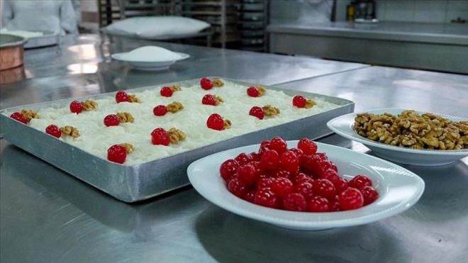 Adn, iine eklenen gl suyu aromasndan ald dnlen glla, tarih boyunca saray mutfanda da nemli bir yere sahip olmutur. Gnmzde geleneksel tarife sadk kalnarak yaplsa da fstkl, ikolatal veya meyveli gibi farkl versiyonlar da bulunmaktadr.    Geleneksel gllac modern bir dokunula buluturmak isteyenler iin ikolatal glla, hem hafiflii hem de lezzetiyle harika bir alternatif! Klasik tarifin aksine, stl ikolata veya kakao eklenerek hazrlanan bu versiyon, tatl krizlerine nefis bir zm sunuyor. te adm adm ikolatal glla tarifi!