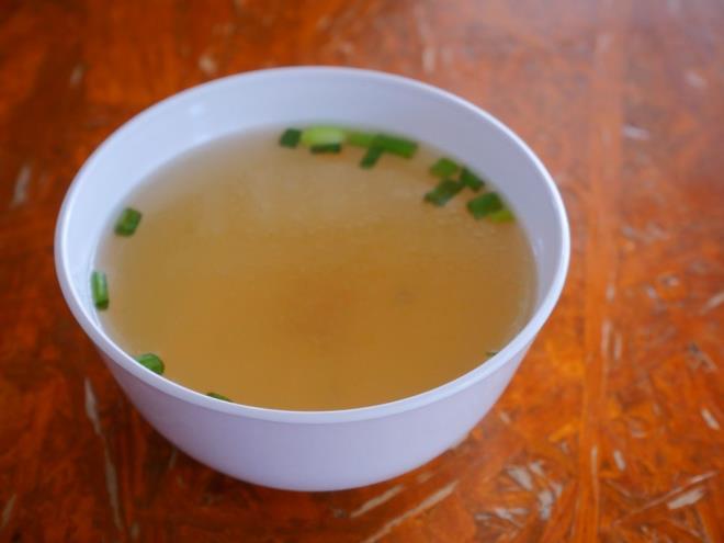 Soan suyu, salarn yeniden uzamasna katkda bulunabilen kkrt, antioksidanlar ve iltihap nleyici zellikler dahil olmak zere eitli faydal bileikler ierir.