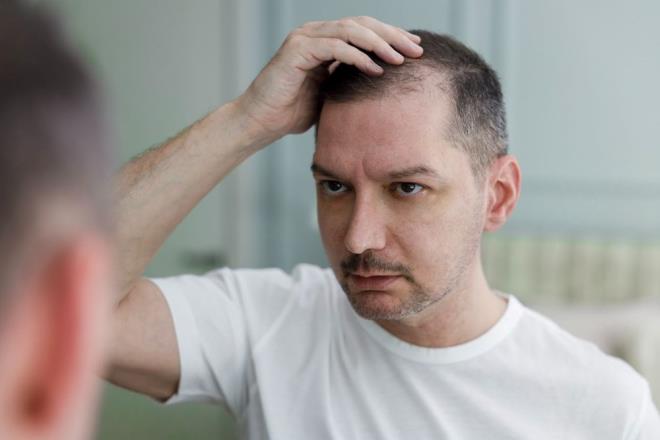 Kolajen retimi iin kkrt: Kkrt, sa kklerinin sal iin hayati nem tayan kolajenin temel bir bileenidir. Soan suyu, kolajen retimini tevik etmeye yardmc olur ve bu da yeni salarn bymesini destekler.  <br>  Sa hasarn nleyen antioksidanlar: Soan suyunda bulunan flavonoidler ve C vitamini gibi antioksidanlar, sa hcrelerine zarar verebilen ve sa bymesini engelleyebilen serbest radikallerin neden olduu oksidatif stresten sa kklerini korumaya yardmc olur.  <br>  ltihap nleyici etkiler: Soan suyu, sa dklmesinin yaygn bir nedeni olan kafa derisi iltihabn azaltmaya yardmc olabilir. Ayrca, sa kklerinin salkl byme iin gerekli besinleri ve oksijeni almasn salayan kafa derisine kan dolamn iyiletirir.  <br>  Antibakteriyel ve antifungal zellikler: Soan suyu, sa dklmesine yol aabilecek kafa derisi enfeksiyonlarn nlemeye yardmc olan doal antibakteriyel ve antifungal zelliklere sahiptir. Dzenli uygulama, kafa derinizi temiz ve salkl tutarak sa bymesini daha da tevik edebilir.