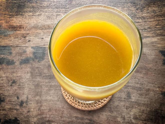 Zerdeal, inanlmaz anti-inflamatuar ve antioksidan zellikleriyle bilinen bir bileik olan kurkumin ierir. Ancak, vcudumuz kurkumini kendi bana iyi emmez. Ilk su, daha iyi emilim iin kurkuminin zlmesine yardmc olur. Ekstra bir destek iin, kk bir tutam karabiber ekleyebilirsiniz. Bu kurkumin emilimini %2000'e kadar artrr.