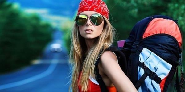 Beinci srada ise gezgin arkadalar yer alyor. Herkes tatil yapmay seviyor ancak her zaman tatilde olan bu arkadalar, tatillerini bakalarna yaatmay da seviyor. Tatillerinin her ann fotoraflarla paylaan bu arkadalarn, nerede olduklarn bilmek hi zor deil.