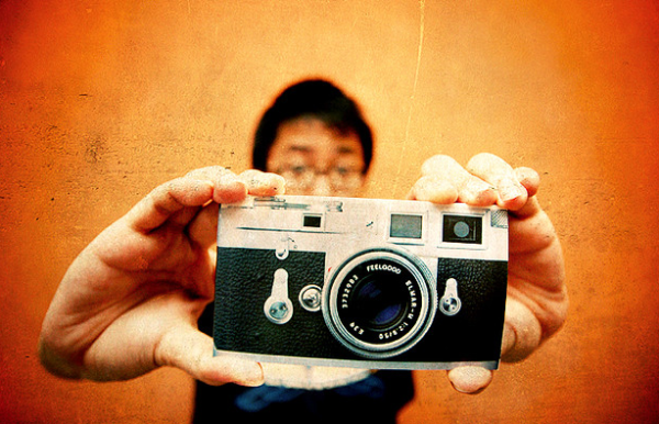 lk bee doru ilerlerken sekizinci srada 'sinir bozucu ekilde fotojenik arkadalar' karmza kyor. nsan her fotorafta dzgn sal, bembeyaz dili, mkemmel bir cilt grnts veremez ama onlar veriyor...