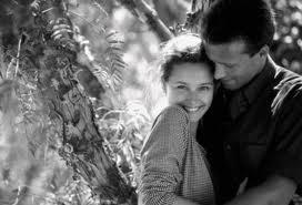 Geldik listenin ilk srasna. Bu arkadalara isim vermek biraz zor ama onlar grr grmez tanyabilirsiniz. Sevgilisi olan arkadalarnza baktnzda onlar kolayca kefedeceksiniz. Genellikle sarma dola bir profil fotoraf olan bu arkadalar, romantik mesajlar paylamay seven ve her seferinde ne kadar ak olduunu gsteren insanlar...