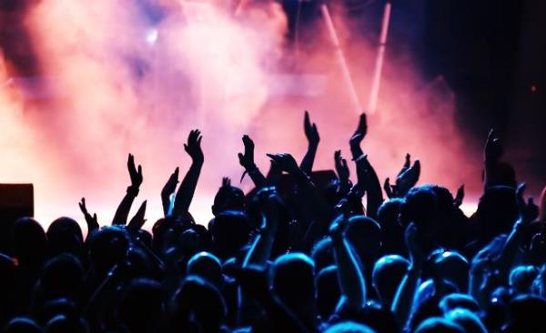 Bir basamak altta sosyal hayatnn ne kadar muhteem olduunu gstermeyi seven arkadalar yer alyor. Siz kendinizi bazen mutsuz hissetseniz bile onlar her daim konserlere, partilere, trl trl organizasyonlara gidiyor.