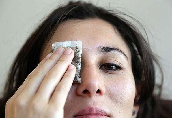 Bu konuda aratrma yapan bilim insanlar, gz kapaklarna yapacamz ekersiz siyah ay pansumannn gz kapandaki iltihaplanmalar, arpack, kirpik dibi iltihab, gz kesesi iltihab, gz kapa yalanmalar ve kirpiklerde kepeklenme gibi birok rahatszla iyi geldiini ifade etmektedirler.