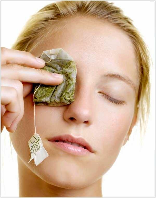 Yeil ay, yksek flavonoid ieriinden dolay biraz daha etkili olabilir. Gzlerin altndaki torbalar tedavi etmek iin siyah veya yeil ay poetlerini souk kompres olarak kullann.