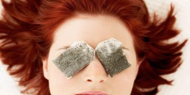 Gzlerde ay poetleri kullanmak, popler bir ev ilacdr. ay poetleri, koyu halkalar, ilikleri ve kzarklklar azaltarak gzlerin grnmn iyiletirmeye yardmc olabilir. Ayrca tahri olmu, krmz gzlerin tedavisinde de etkilidir. Peki gze poet ay koymann faydalar  nelerdir ve nasl uygulanr? te merak edilen sorularn yant: