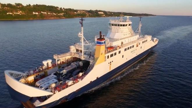 EN YKSEK BATARYA KAPASTEL ARALARDAN BR    Feribotun teknik zellikleri hakknda da bilgi veren Uralolu, yolcu feribotlar arasnda 4,3 MW ile en yksek batarya kapasiteli aralardan biri olan feribotun yolcu indirme-bindirme esnasnda hzl arj olabilme zelliine sahip olduunu ve bu sayede operasyonel verimlilii maksimum seviyeye kardn belirtti.  Dnyann en byk elektrikli feribotunda Trk imzas: 143 metre uzunluunda, 200 otomobil kapasiteli - 6