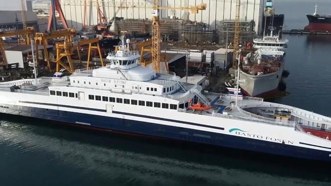 143 METRE UZUNLUUNDA    2021 ylnda Norve?e ihra edilen feribot, 143 metre uzunluu, 600 yolcu, 200 otomobil ve 24 tr tama ile kendi snfnda dnyann en byk elektrikli feribotu olarak kaytlara getiini anmsatt.