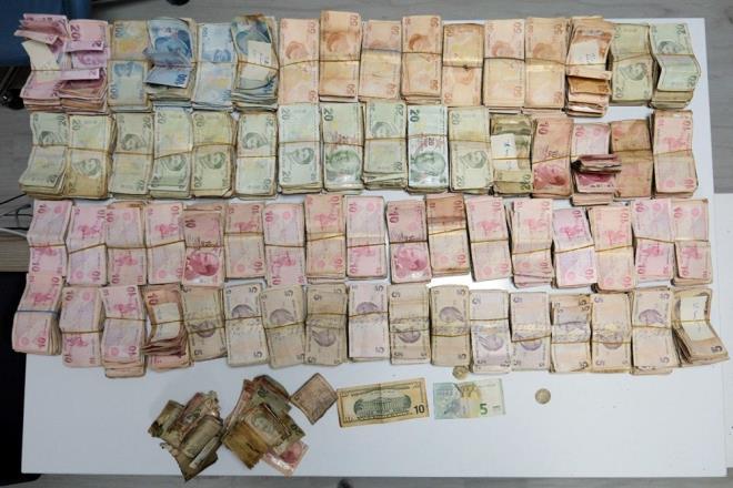 Zabta Karakolu?na gtrlen dilencinin st aramasnda, 164 bin 125 TL, 10 euro ve 5 dolar ele geirildi.