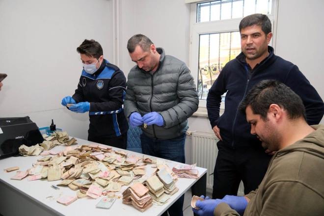 6 zabta personeli tarafndan saylan paralara tutanakla el konulurken, M.P. hakknda yasal ilem balatld.