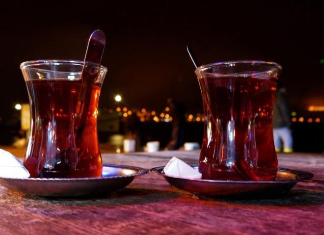 Hemen hemen her evde iftardan sonra ya kahve ya da ay hazrdr. Hatta baz insanlar daha sofra kuruluyken ay ier. Tiryaki olan bu insanlar uzmanlar uyard. ftardan hemen sonra iilen ay ve kahvenin vcutta neden olduu olumsuz durumlar sralad.