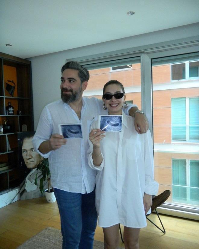 Neslihan Atagl ile Kadir Doulu'nun "Fatih Harbiye" dizisindeki arkadalklar zamanla aka dnm ve nl ift 2016 ylnda dnyaevine girmiti.    Doulu ifti ilk kez anne baba olmann mutluluunu yayor.