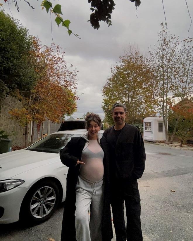 Kara Sevda, Fatih Harbiye, Serfirin Krz, Senden Bana Kalan ve Gecenin Ucunda gibi yapmlarla tannan Neslihan Atagl anne oldu.