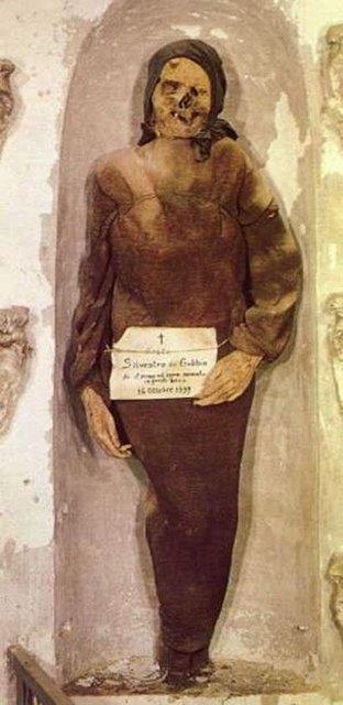 talya'nn Palermo kentinde bulunan Kapuin Manastr'nn altnda bulunan 500 yllk mezarlkta muhafaza edilen 8 bini akn mumya, her yl onbinlerce turisti manastra ekiyor. Mumyalarn en eskileri 16. yzyldan kalma.