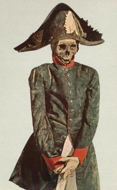 talya'nn Palermo kentinde bulunan Kapuin Manastr'nn altnda bulunan 500 yllk mezarlkta muhafaza edilen 8 bini akn mumya, her yl onbinlerce turisti manastra ekiyor. Mumyalarn en eskileri 16. yzyldan kalma.