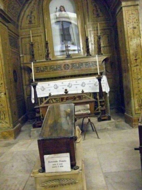 talya'nn Palermo kentinde bulunan Kapuin Manastr'nn altnda bulunan 500 yllk mezarlkta muhafaza edilen 8 bini akn mumya, her yl onbinlerce turisti manastra ekiyor. Mumyalarn en eskileri 16. yzyldan kalma.