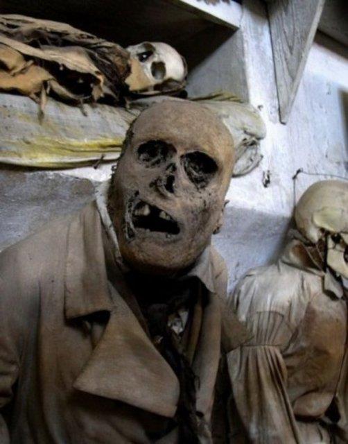 talya'nn Palermo kentinde bulunan Kapuin Manastr'nn altnda bulunan 500 yllk mezarlkta muhafaza edilen 8 bini akn mumya, her yl onbinlerce turisti manastra ekiyor. Mumyalarn en eskileri 16. yzyldan kalma.