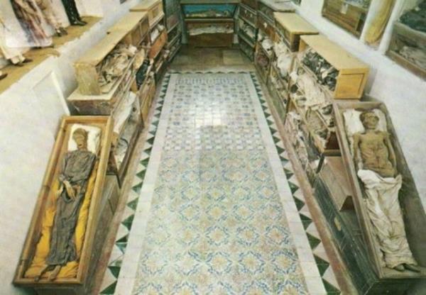 talya'nn Palermo kentinde bulunan Kapuin Manastr'nn altnda bulunan 500 yllk mezarlkta muhafaza edilen 8 bini akn mumya, her yl onbinlerce turisti manastra ekiyor. Mumyalarn en eskileri 16. yzyldan kalma.