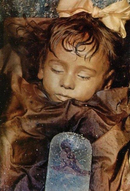 talya'nn Palermo kentinde bulunan Kapuin Manastr'nn altnda bulunan 500 yllk mezarlkta muhafaza edilen 8 bini akn mumya, her yl onbinlerce turisti manastra ekiyor. Mumyalarn en eskileri 16. yzyldan kalma.