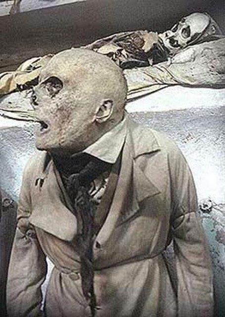 talya'nn Palermo kentinde bulunan Kapuin Manastr'nn altnda bulunan 500 yllk mezarlkta muhafaza edilen 8 bini akn mumya, her yl onbinlerce turisti manastra ekiyor. Mumyalarn en eskileri 16. yzyldan kalma.