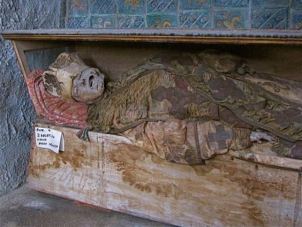 talya'nn Palermo kentinde bulunan Kapuin Manastr'nn altnda bulunan 500 yllk mezarlkta muhafaza edilen 8 bini akn mumya, her yl onbinlerce turisti manastra ekiyor. Mumyalarn en eskileri 16. yzyldan kalma.