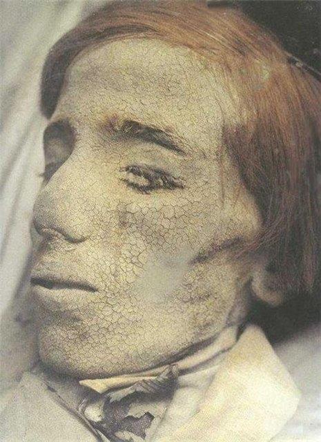 talya'nn Palermo kentinde bulunan Kapuin Manastr'nn altnda bulunan 500 yllk mezarlkta muhafaza edilen 8 bini akn mumya, her yl onbinlerce turisti manastra ekiyor. Mumyalarn en eskileri 16. yzyldan kalma.