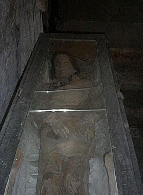 talya'nn Palermo kentinde bulunan Kapuin Manastr'nn altnda bulunan 500 yllk mezarlkta muhafaza edilen 8 bini akn mumya, her yl onbinlerce turisti manastra ekiyor. Mumyalarn en eskileri 16. yzyldan kalma.