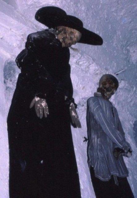 talya'nn Palermo kentinde bulunan Kapuin Manastr'nn altnda bulunan 500 yllk mezarlkta muhafaza edilen 8 bini akn mumya, her yl onbinlerce turisti manastra ekiyor. Mumyalarn en eskileri 16. yzyldan kalma.