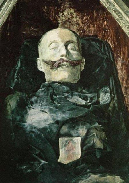 talya'nn Palermo kentinde bulunan Kapuin Manastr'nn altnda bulunan 500 yllk mezarlkta muhafaza edilen 8 bini akn mumya, her yl onbinlerce turisti manastra ekiyor. Mumyalarn en eskileri 16. yzyldan kalma.