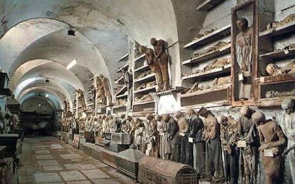 talya'nn Palermo kentinde bulunan Kapuin Manastr'nn altnda bulunan 500 yllk mezarlkta muhafaza edilen 8 bini akn mumya, her yl onbinlerce turisti manastra ekiyor. Mumyalarn en eskileri 16. yzyldan kalma.