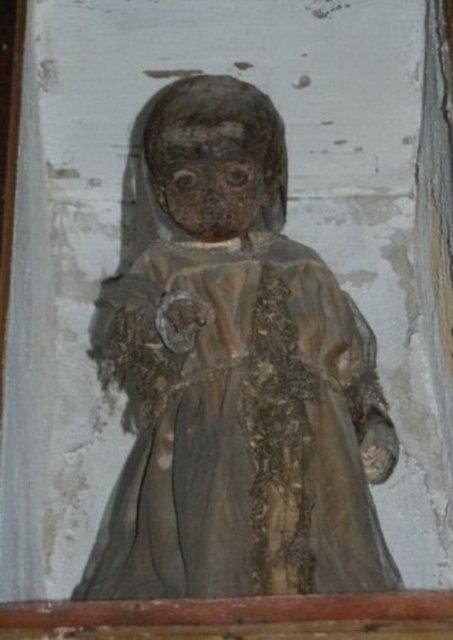 talya'nn Palermo kentinde bulunan Kapuin Manastr'nn altnda bulunan 500 yllk mezarlkta muhafaza edilen 8 bini akn mumya, her yl onbinlerce turisti manastra ekiyor. Mumyalarn en eskileri 16. yzyldan kalma.